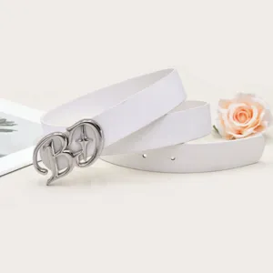 Ceinture blanche élégante en cuir avec une boucle en métal argenté pour femmes chic.