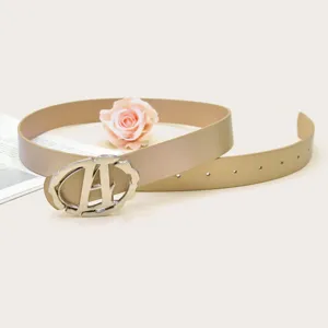 Modieuze champagnekleurige lederen riem met zilveren ovale gesp stijlvol accessoire