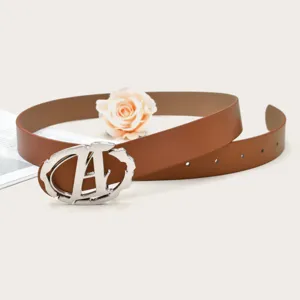 Detailopname van de stijlvolle bruine lederen riem met unieke zilveren lettergesp.