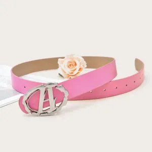 Gedetailleerde close-up van de roze lederen riem met een unieke zilveren lettergesp.