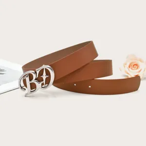 Vue détaillée d'une ceinture en cuir marron élégante avec une boucle en métal argenté.