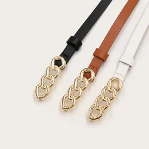 Gedetailleerde close-up van drie smalle lederen riemen met elegante gouden kettingspen.