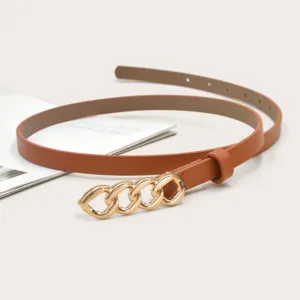 Vrouwen bruine dunne lederen riem met gouden kettinggesp, stijlvol kledingtailleaccessoire.