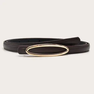 Gedetailleerd overzicht van een slanke donkerbruine lederen riem met gouden ovale gesp.