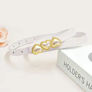 Sottile cintura in pelle bianca con tre fibbie a cuore di perla e finiture dorate.