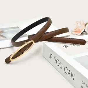 Slanke dames lederen riem met gouden ovale gesp voor stijlvolle en elegante outfits.