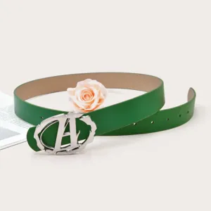 Groene lederen riem met zilveren ovale gesp, gedetailleerd overzicht van dit mode-accessoire.