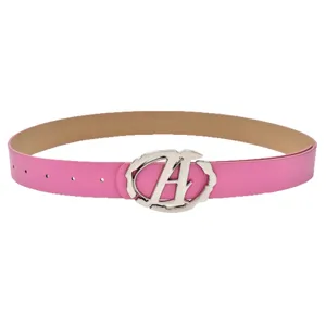 Roze PU lederen riem voorzien van een stijlvolle zilveren ovale letter A gesp voor dames.