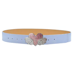 Dettaglio della fibbia per cintura con cuore e ali di strass su cinturino in pelle azzurra.