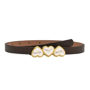 Elegante cintura sottile marrone scuro con tripla fibbia di perle a cuore bordata d'oro.