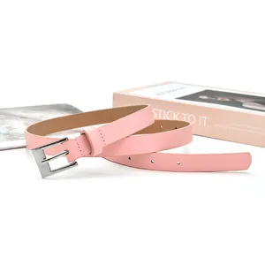 Minimalistischer rosa Damen Ledergurt mit silberner Dornschließe für modische Jeans Dekoration.