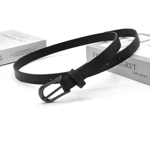 Gros plan détaillé d'une ceinture fine en cuir noir pour femme avec boucle métallique.