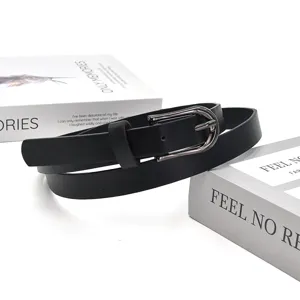 Ceinture fine en cuir noir minimaliste pour femme, élégant accessoire pour robe.