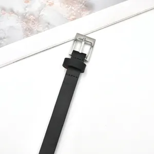 Schlichter Damen-Ledergürtel in Schwarz mit silberner Dornschließe, minimalistischer Taillengürtel.