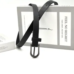 Ceinture fine en cuir noir détail boucle gros plan, accessoire de robe minimaliste élégant.