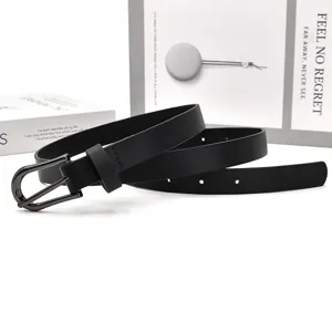 Ceinture fine en cuir noir pour femme, accessoire de taille élégant pour robes et tailleurs.