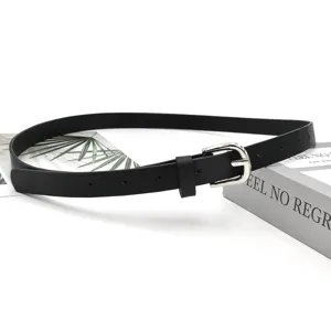 Klassischer minimalistischer schwarzer Ledergürtel für Damen mit silberner Dornschnalle Hosen