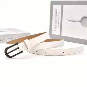 Ceinture fine en cuir blanc femme, boucle métallique simple, accessoire idéal pour robes et tailleurs.