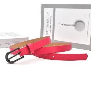Vue détaillée d'une ceinture fine en cuir rose vif avec boucle en métal foncé, accessoire élégant.