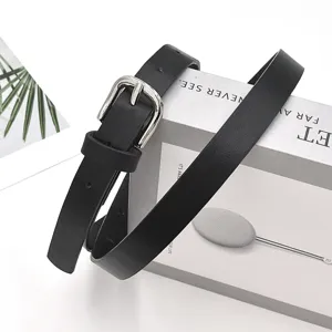 Minimalistischer schwarzer Ledergürtel für Damen mit silberner Dornschnalle, perfektes Detail.