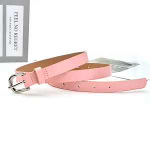 Nahaufnahme des minimalistischen rosa Damenürtels mit silberner Dorn schnalle für den Alltag.