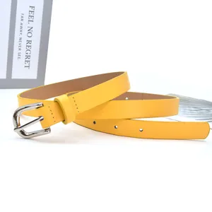 Gelber Damen Ledergürtel Detailaufnahme mit silberner Metallschnalle für den Alltag.