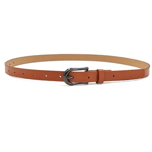 Ceinture fine en cuir marron classique pour femme avec boucle métallique élégante minimaliste