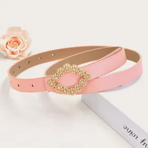 Gedetailleerde close-up van de roze lederen riem met een schitterende strass-gesp.