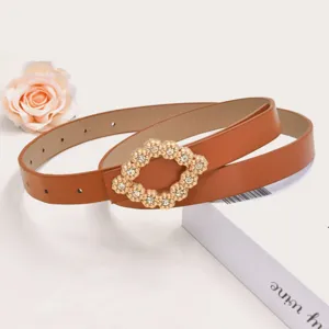 Bruine lederen riem voor dames met strass-steentjes gesp, elegant kledingaccessoire.