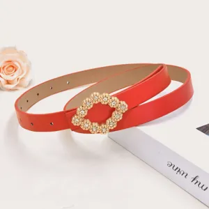 Rode smalle lederen damesriem met strass-versierde gesp stijlvol jurkaccessoire voor dames.