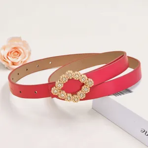 Rode dunne lederen riem detail met sprankelende strass kralen gesp en hoogwaardige textuur.