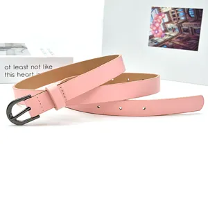 Roze smalle leren dames riem met metalen gesp, minimalistische mode accessoire voor dagelijks.