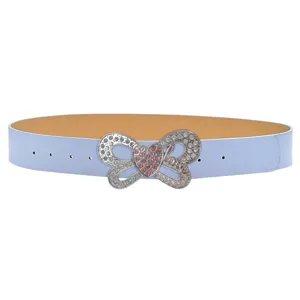 Cinturón de mujer azul claro con hebilla brillante de lazo y corazón con pedrería.
