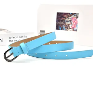 Lichtblauwe smalle lederen riem met donkere metalen gesp stijlvol dames taille accessoire