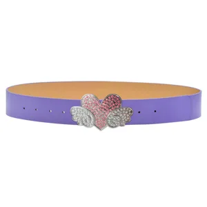 Dettaglio della cintura viola Y2K con una fibbia a cuore e ali tempestata di strass.