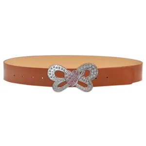 Cinturón de cuero marrón con hebilla de mariposa y corazón de diamantes de imitación.