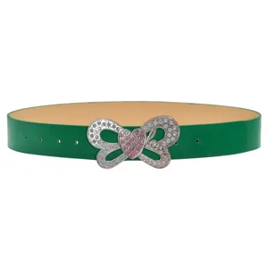 Cinturón de cuero verde con hebilla de mariposa y corazón de diamantes, accesorio chic.