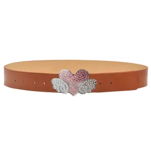 Vista dettagliata della cintura in marrone con fibbia a cuore d'angelo con strass luminosi.