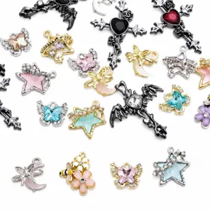Detailaufnahme von bunten Legierung Harz Strass Schmetterling Stern Anhängern für DIY Schmuck.