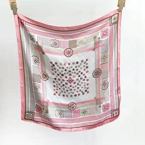 Foulard carré en soie artificielle rose à fleurs, accessoire élégant pour la protection solaire.