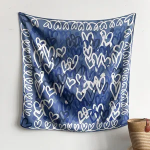 Sciarpa quadrata blu con stampa cuore, foulard leggero da donna, elegante accessorio autunnale.