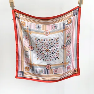 Vue détaillée du foulard carré en soie florale avec bordure géométrique pour femmes.