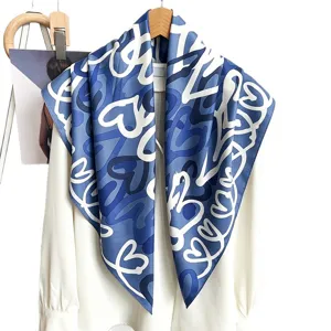 Sciarpa quadrata in seta blu con stampa a cuore da donna, foulard leggero in raso per tutti i giorni.