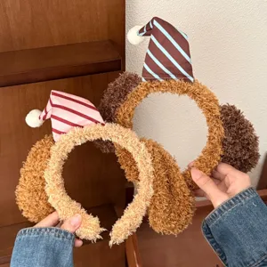 Detalle de diadema orejas de cachorro de peluche con un bonito sombrero de rayas.