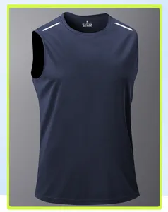 Dettaglio della canotta da sport uomo, tessuto mesh blu navy traspirante con strisce riflettenti.