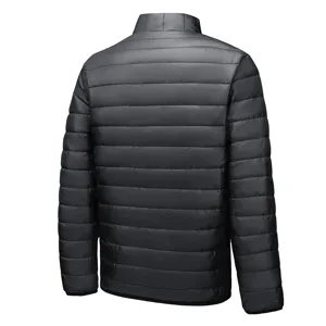 Rückseitiges Detail der leichten schwarzen Steppjacke mit horizontalem Steppdesign.