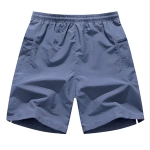 Detailansicht graublaue Herren Badeshorts, schnelltrocknende Sommer Surf Shorts mit Taschen.