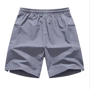 Herren graue wasserdichte Badeshorts mit elastischem Bund und Taschen für den Sommer.