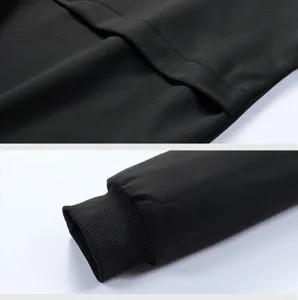 Nahaufnahme Detail von schwarzem Herren Sweatshirt mit feinen Nähten und Rippbündchen.