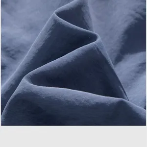 Nahaufnahme der blauen Stofftextur Detailansicht von Herren Badeshorts fuer den Sommer.